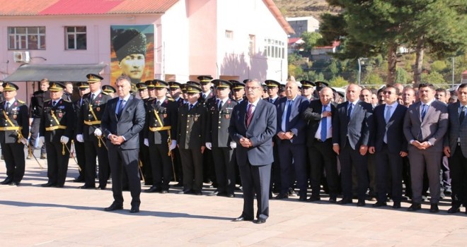 Bitlis’te 29 Ekim Cumhuriyet Bayramı Çelenk Sunma Töreni Düzenlendi