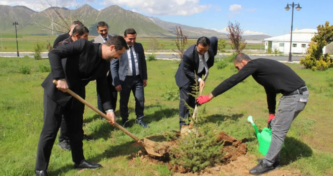 Tatvan Devlet Hastanesi Bahçesinde Ağaç Dikme Etkinliği Düzenlendi